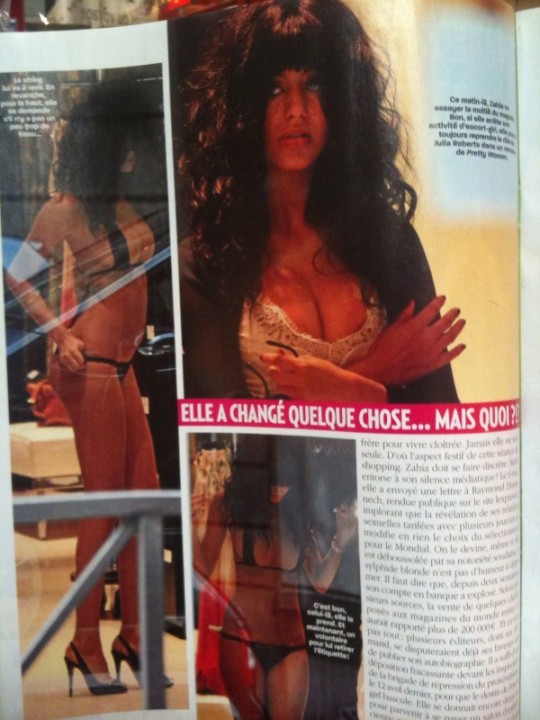 photo-7 C'est bien connu quand on achete de la lingerie, on s' exhibe en vitrine pour voir l'effet que ça fait sur le passant. C'est d'autant plus important quand on est une femme publique.